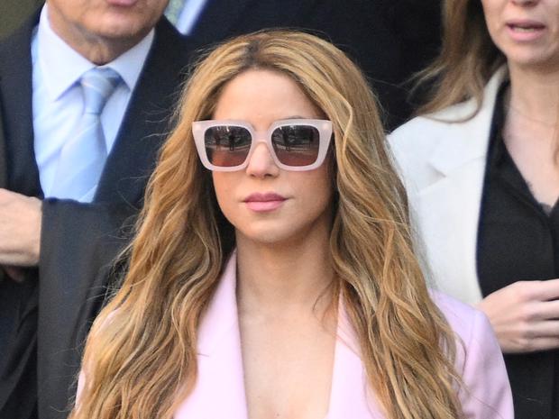 Shakira a su salida de la corte de Barcelona tras aceptar la culpabilidad de los seis delitos y llegar a un acuerdo. Cerró el 2023 pagando una millonaria multa a Hacienda en España (Foto: AFP)