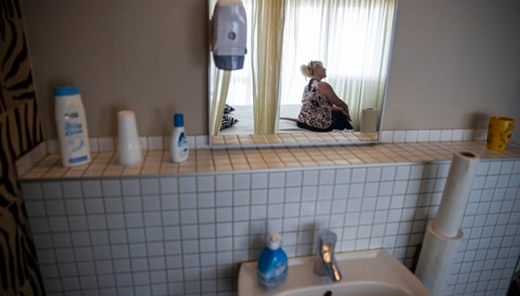 La trabajadora sexual Jana (49) se refleja en un espejo de una habitación en el burdel Candy Store en Berlín. (Foto de Odd ANDERSEN / AFP)