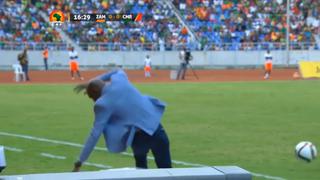 Cuidado por donde dominas: la terrible caída del entrenador de Zambia luego de intentar lujos con el balón