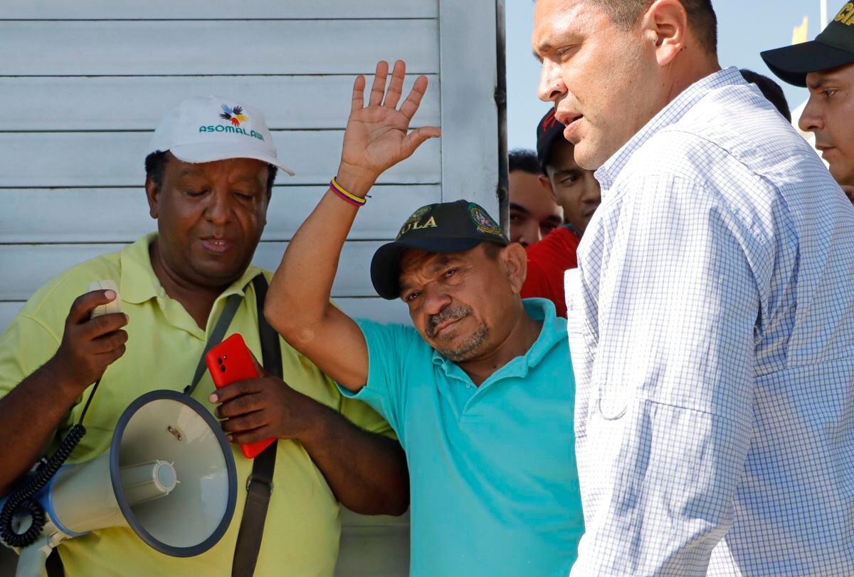Luis Manuel Díaz Jiménez, padre del futbolista colombiano Luis Díaz, saluda a familiares, amigos y curiosos que lo recibió en Barrancas, La Guajira, Colombia, el 9 de noviembre de 2023. (Foto de Ricardo Maldonado Rozo / EFE)
