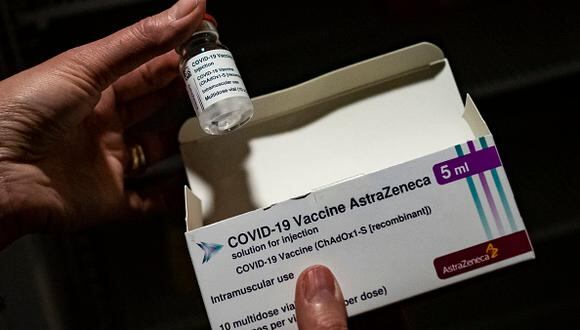 La vacuna de AstraZeneca viene siendo criticada en varios países por el riesgo de producir trombosis y embolias (Foto: Getty Images)
