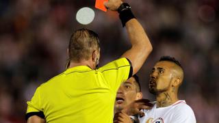 Chile: Gary Medel vio la roja directa por reclamo al árbitro ante Paraguay