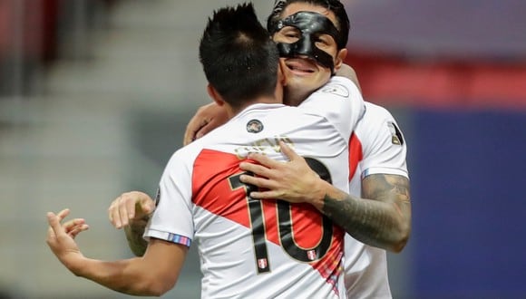 El gesto de Christian Cueva con Gianluca Lapadula, al término del partido ante Colombia. (Foto: EFE/Joedson Alves)