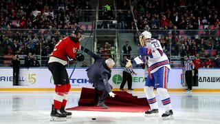 El hielo no es lo suyo: la caída de Mourinho en un partido de hockey [VIDEO]