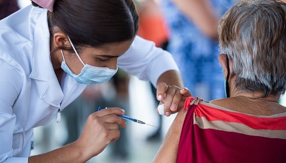 Vacuna COVID-19 en México: cómo registrarte si tienes entre 50 y 59 años y cuáles son los requisitos (Foto: Getty Images)