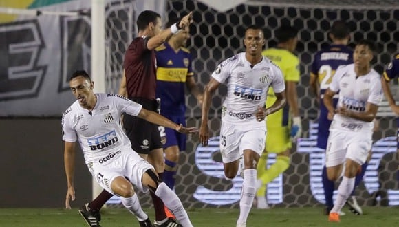 Boca no pudo ser rival para Santos que se impuso por un contundente 3 a 0. (EFE)