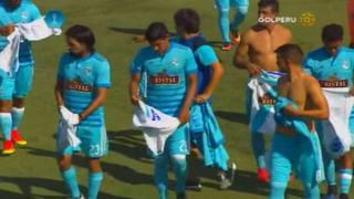 Sporting Cristal: jugadores se cambiaron de camisetas en medio del campo [VIDEO]