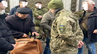 Anciano de 80 años hace fila para enlistarse en el ejército ucraniano para luchar contra la invasión rusa