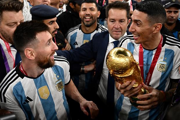 Messi y Ángel Di María comentando sobre la copa falsa (Foto: AFP)