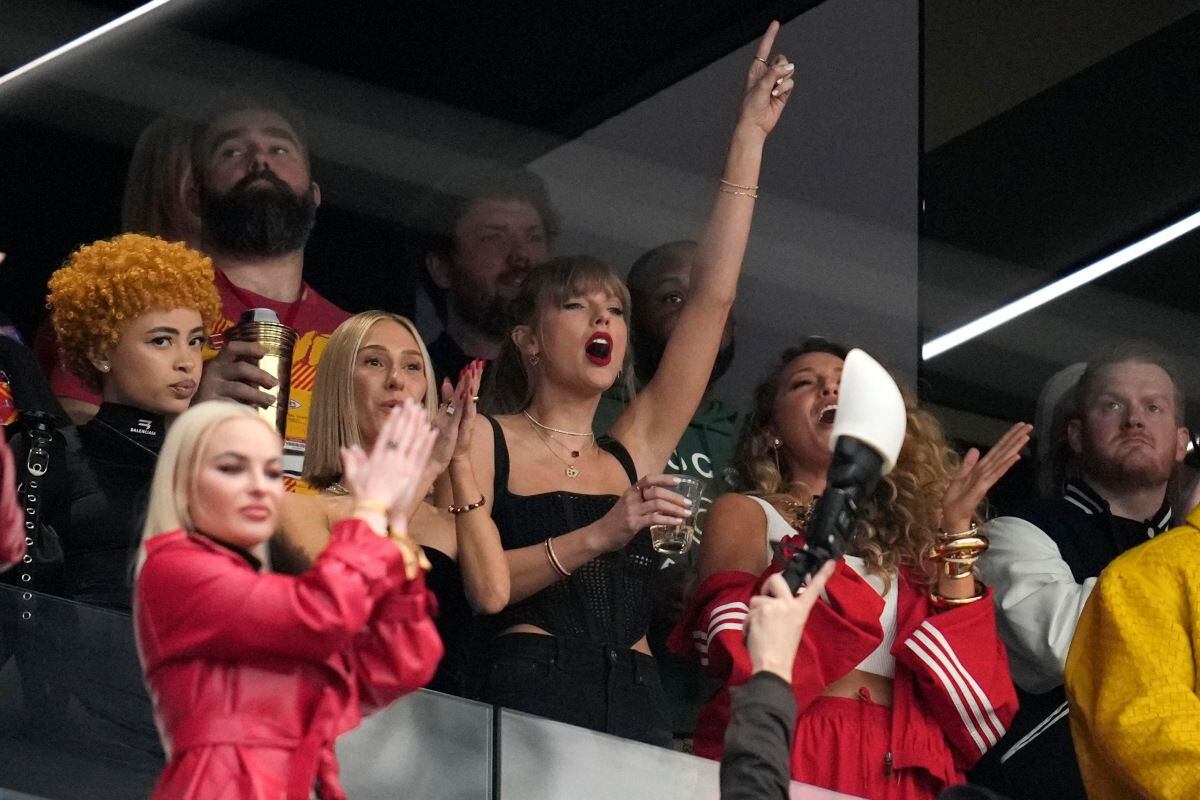 Taylor Swift alentando a su novio en el encuentro en San Francisco 49ers y Kansas City Chiefs (Foto: Ashley Landis / AFP)