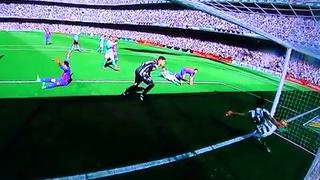 ¡La pelota entró! Árbitro no cobró clarísimo tanto del Barcelona ante Real Betis [VIDEO]