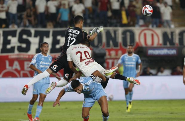 Renato Solís cometió errores que incidieron en el resultado final del partido entre Universitario y Sporting Cristal. (Foto: Violeta Ayasta/GEC)
