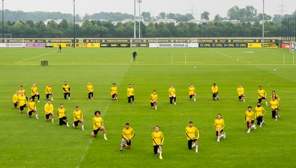 La plantilla del Borussia Dortmund se arrodilla en homenaje a George Floyd. (Foto: Borussia Dortmund)