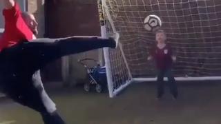 El pequeño hacía de portero: papá le tiró un pelotazo a su hijo en la cara tras intentar anotar de ‘tijera’ [VIDEO]