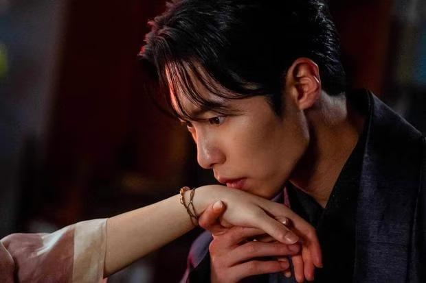 Lee Jae Wook  da vida a un señor noble pero pobre del clan Jang (Foto: Netflix)