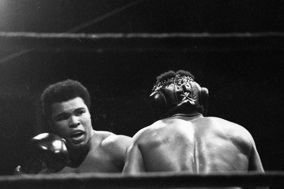 Muhammad Ali enfrentando al recordado boxeador peruano Guillermo “Willy” De la Cruz, en pelea de exhibición desarrollada en la tribuna norte del Estadio Nacional. (Foto GEC Archivo Histórico)
