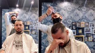 “No estás solo”: barbero se rapa el cabello para apoyar a un compañero con cáncer