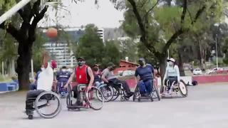 Ecuador: práctica de basquetbol para unir a personas con discapacidad 