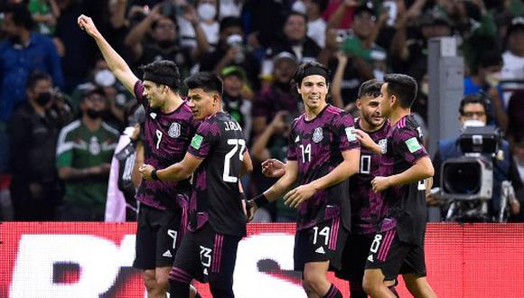 Mexico's Raul Jimenez (L) celebrates his goal against El Salvador during their FIFA World Cup Concacaf qualifier match at the Azteca stadium in Mexico City, on March 30, 2022. (Photo by ALFREDO ESTRELLA / AFP)