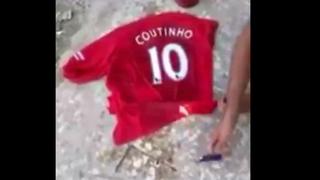 ¡Fuego! Hinchas de Liverpool empezaron a quemar las camisetas de Coutinho tras su fichaje por el Barça