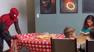 Hombre es viral por hacer el reto del mantel vestido de Spider-Man y romper los platos