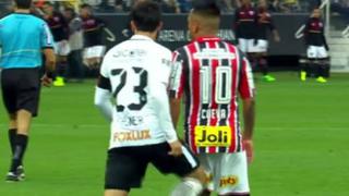 La agresión de jugador de Corinthians a Cueva en la zona en la que sufrió lesión [VIDEO]