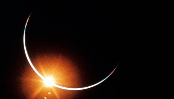 Cuando la Tierra se movió directamente entre el Sol y la nave espacial Apolo 12 en el viaje a casa desde la Luna, la tripulación capturó esta imagen de un eclipse solar con una cámara cinematográfica de 16 mm. (Foto: NASA)
