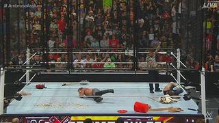WWE: Dean Ambrose lanzó a Chris Jericho sobre un mar de tachuelas