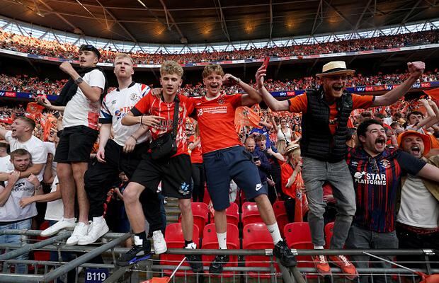 Hinchas del Luton celebran el ascenso en Wembley. (Foto: Getty Images)