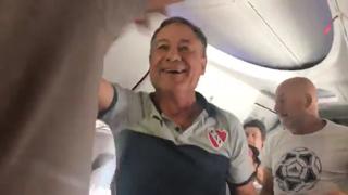 ¡Una fiesta! El emocionante festejo de Ariel Holan con Independiente en el avión