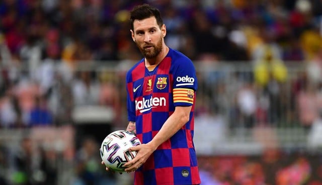 Lionel Messi y el tenso momento vivido con un fanático que saltó a la cancha. (Foto: AFP)