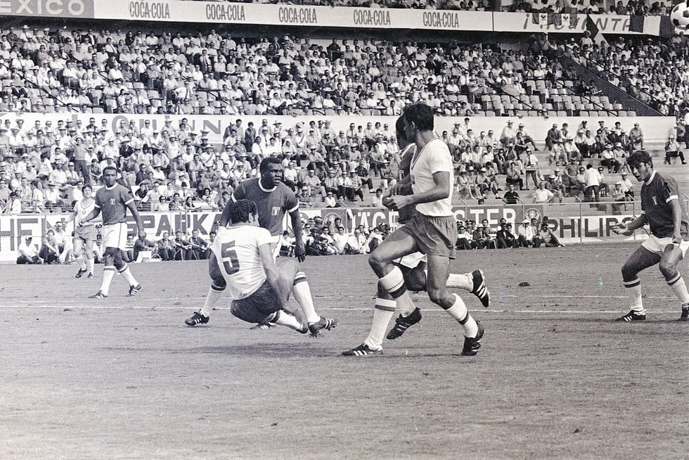 El 2 de junio de 1970, la Selección Peruana debutó en el Mundial de México. En partido jugado en el Estadio León, la Blanquirroja se enfrentó a la selección de Bulgaria, logrando su primer triunfo en la historia de los Mundiales, con un marcador de 3-2. (Foto GEC Archivo Histórico)