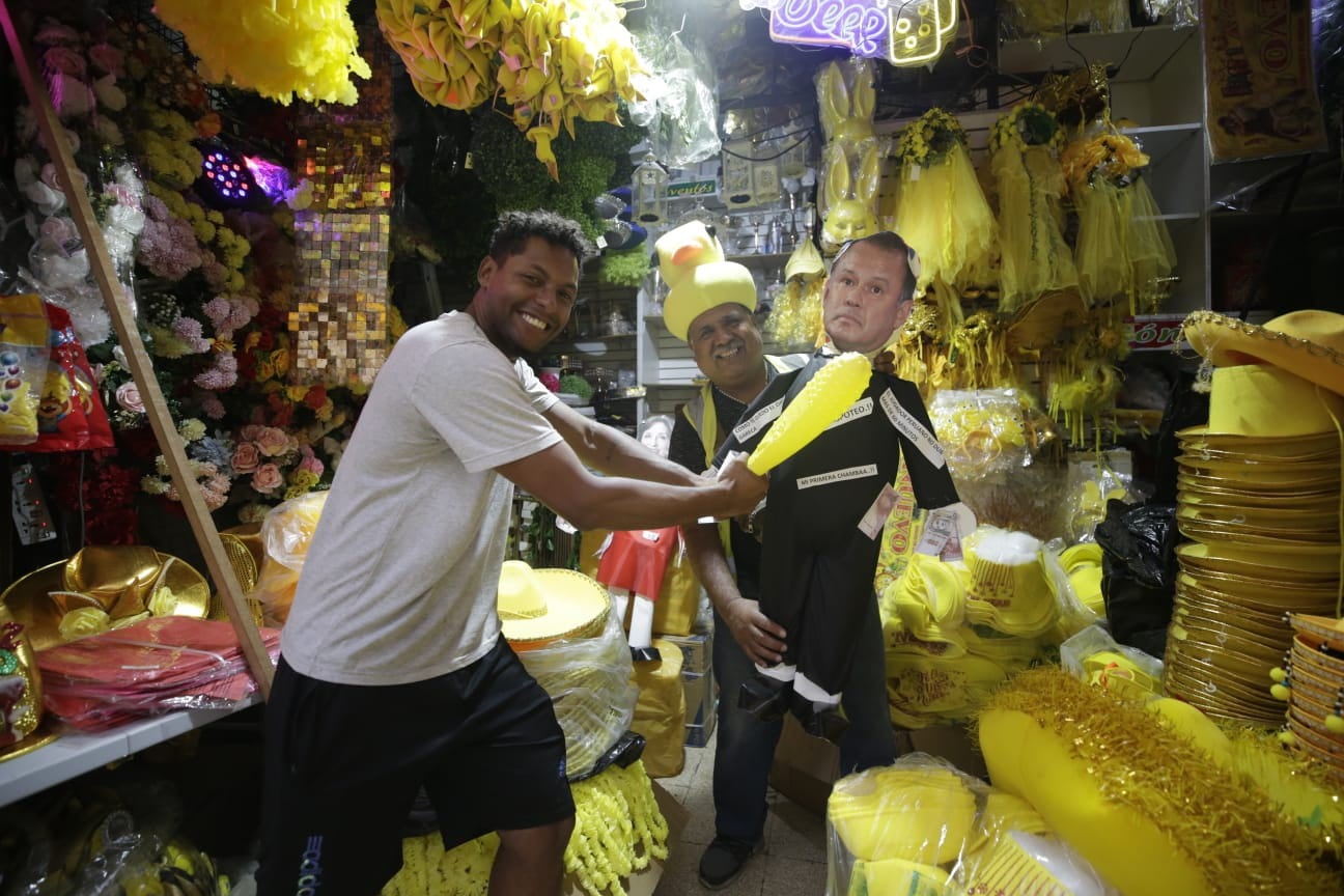 Piñatas de Juan Reynoso lideran las ventas en los mercados para el Año Nuevo. (Foto: César Bueno/GEC)