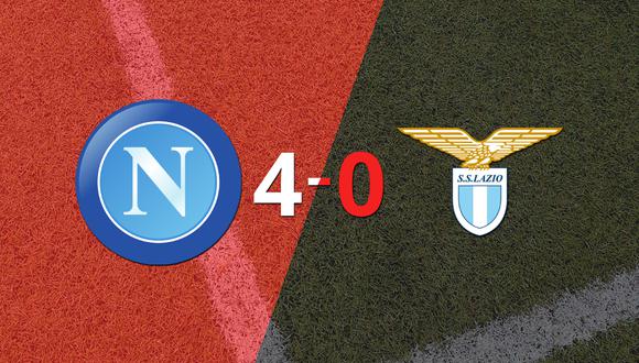 Napoli goleó 4-0 a Lazio con doblete de Dries Mertens