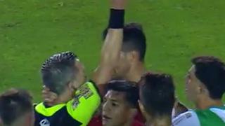 Se descontroló: Insaurralde vio la roja y tomó del cuello a árbitro en liga argentina [VIDEO]