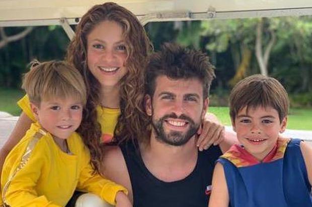 Shakira y Piqué junto a sus dos hijos Sasha y Milan (Foto: Shakira / Instagram)