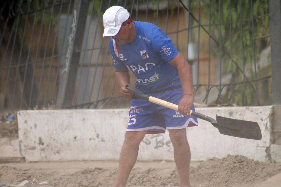 Hinchas Mannucci limpiando Mansiche