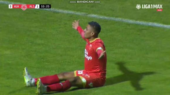Ronal Huaccha made it 2-1 for Sport Huancayo after a mistake by Franco Saravia.  (Video: League 1 MAX)
