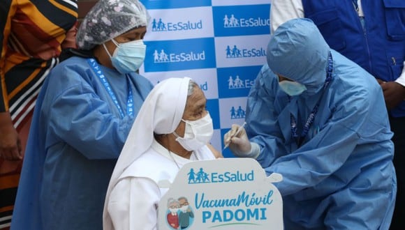 EsSalud precisó que el link “EsSalud te cuida” busca la actualización de datos de los asegurados que próximamente serán vacunados contra el coronavirus COVID-19. (Foto: Andina)