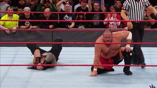 WWE: Samoa Joe venció a Roman Reigns con ayuda de Braun Strowman en el RAW (VIDEO)