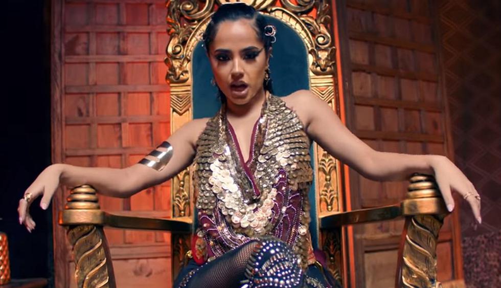 Becky G estrenó el videoclip de su nueva colaboración “Que me baile” junto a ChocQuibTown. (Foto: Captura de YouTube)