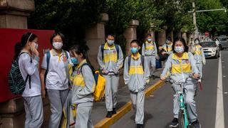 Brazaletes electrónicos para detectar el coronavirus: así volvieron los alumnos a clases en China | FOTOS