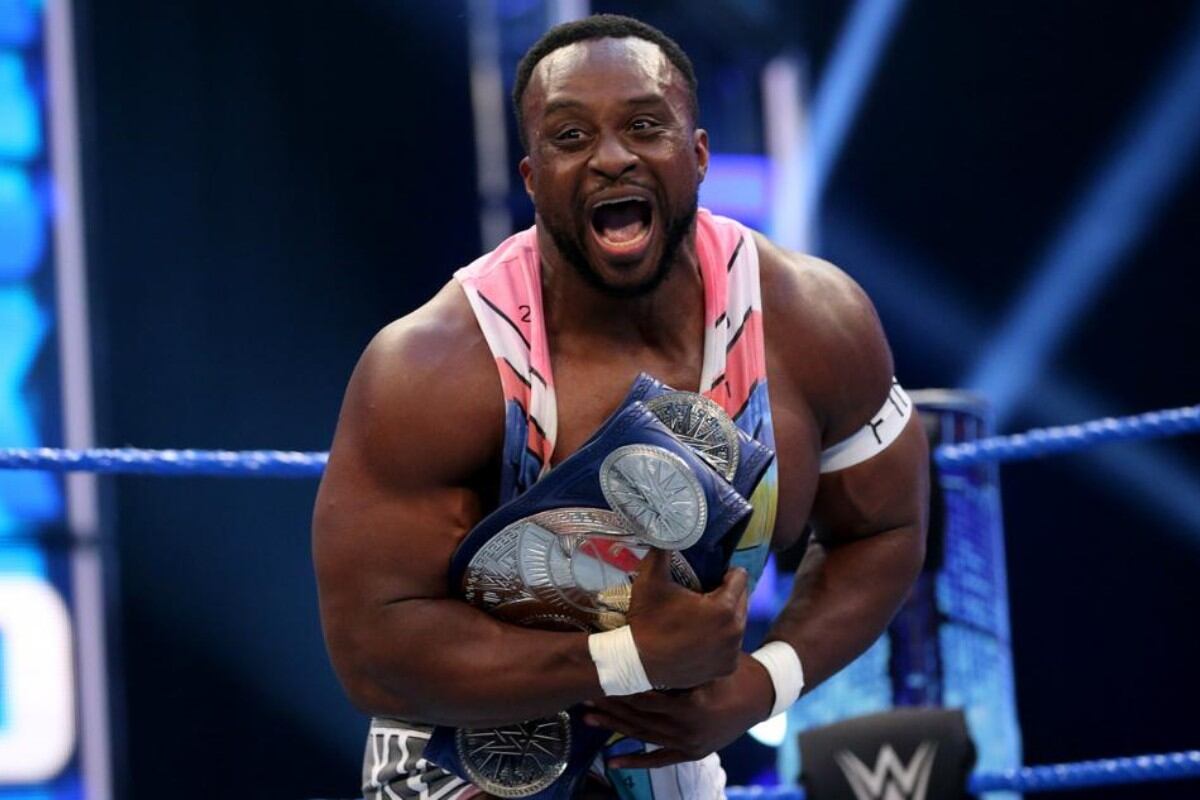 Big E celebrando la obtención de los campeonatos en parejas. (Foto: WWE)