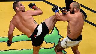 UFC 200: la brutal patada giratoria de Caín Velásquez al rostro de Browne