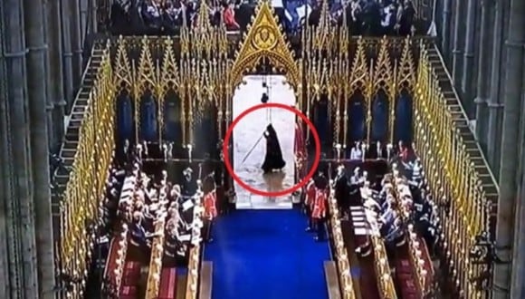 Video viral: persona vestida totalmente de negro es captada en la coronación de Carlos III. (Foto: @realjoegreeeen / Twitter)