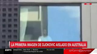 La reacción de Novak Djokovic desde el hotel donde permanece aislado [VIDEO]