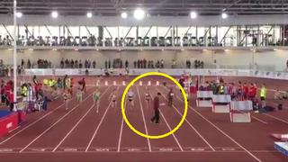 Estaba en otra: juez se distrajo e invadió pista de atletismo en plena competencia (VIDEO)