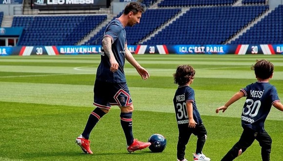 Lionel Messi junto a sus hijos el día de su presentación en el Parque de los Príncipes. (Foto: Difusión)