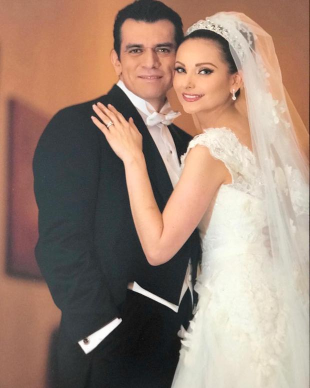 Jorge Salinas y Elizabeth Álvarez el día de su matrimonio en 2011 (Foto: Elizabeth Álvarez / Instagram)