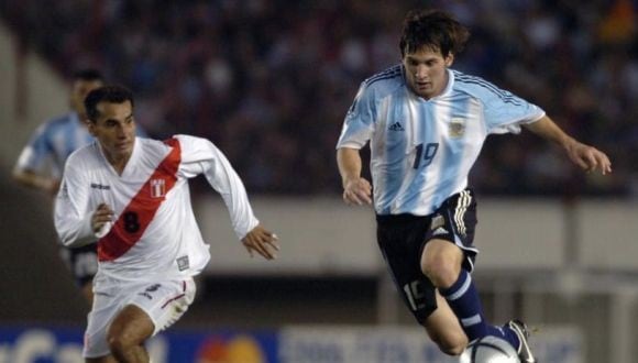 Rainer Torres respondió una publicación de la FIFA donde aparece junto a Lionel Messi. (Foto: FIFA)